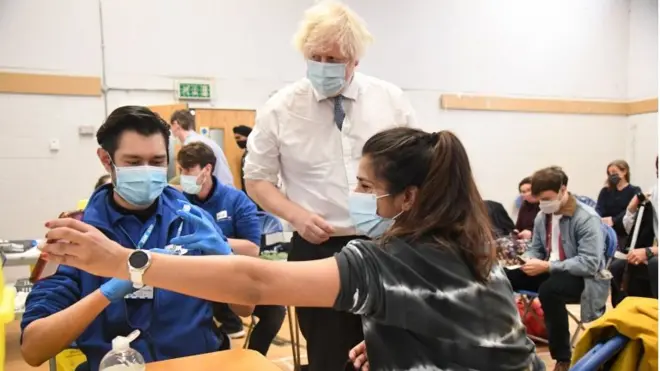 İngiltere'de hükümetin geçen yıl Noel zamanı aldığı koronavirüs önlemlerine uymamakla suçlanan Başbakan Boris Johnson iddialara yanıt verdi, "Kesinlikle hiçbir kuralı çiğnemedim" dedi.