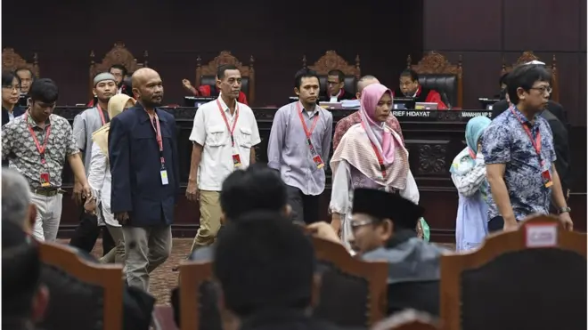 Sejumlah saksi dari pihak pemohon kembali ke ruangang saksi setelah diambil sumpahnya saat sidang Perselisihan Hasil Pemilihan Umum (PHPU) presiden dan wakil presiden di Gedung Mahkamah Konstitusi, Jakarta, Rabu (19/6).
