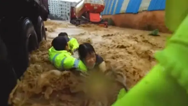 廣東英德洪水嚴峻 影片記錄女子被營救驚險瞬間