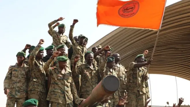 Sudan'da askerler darbe sonrası Omdurman sokaklarında kutlamalar düzenledi.