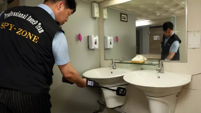 주기적으로 점검하는 화장실에는 '여성 안심 화장실' 스티커가 부착된다