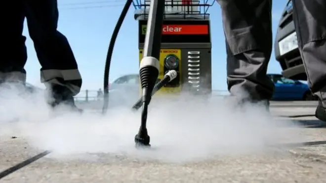 据信英格兰和威尔士各地方政府每年要花6000万英镑来清理街道上的口香糖污迹。