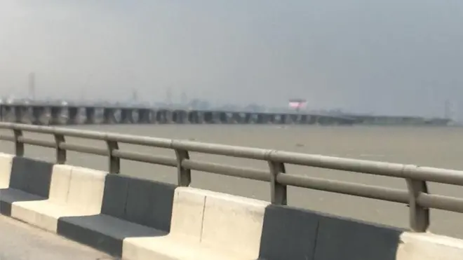 Na 1990 federal goment open di Third Mainland bridge wey dem build from 1986. And na di longest bridge for di whole of Nigeria.