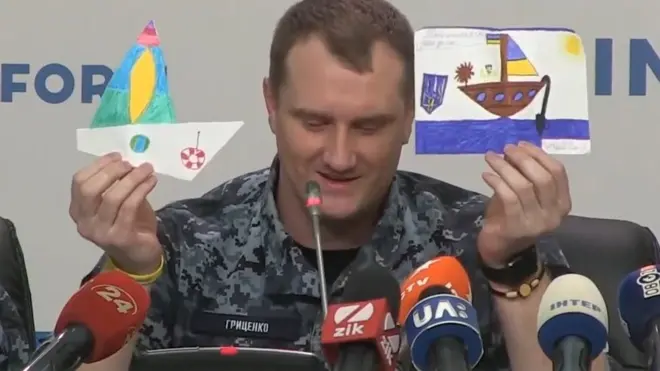 Олег Мельничук, один із моряків, які повернулися в Україну, показав дитячі малюнки, які отримував у СІЗО