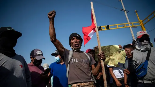 Caminhoneiros e agricultores bloquearam algumas das principais rodovias para Lima