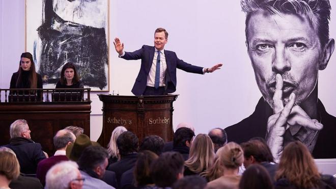 2016年11月伦敦，巴克主持"鲍伊/藏家"拍卖会，成交率100%，总金额达3290万英镑 | Getty Images