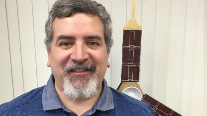 Edward Hirst nació en ciudad de Guatemala en 1970 y se mudó a Estados Unidos para estudiar ingeniería aeroespacial en la Universidad de Texas.