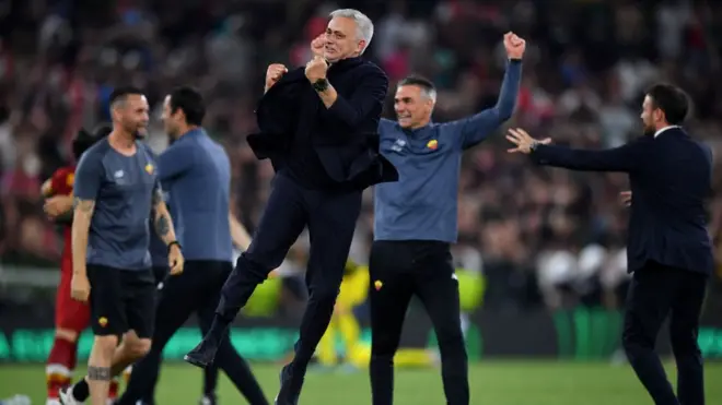 Jose Mourinho, Head Coach of AS Roma celebrate winning di UEFA Europa Conference League