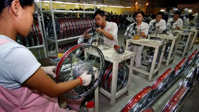 Công nhân tại công ty liên doanh chế tạo xe máy Lifan Việt Nam ở tỉnh Hưng Yên
