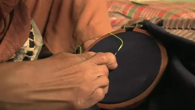 ملتان کي شہری شمع رفعت دونوں ہاتھوں سے معذور ہیں لیکن انہوں نے اپنی معذوري کو مجبوري نہيں بننے ديا۔