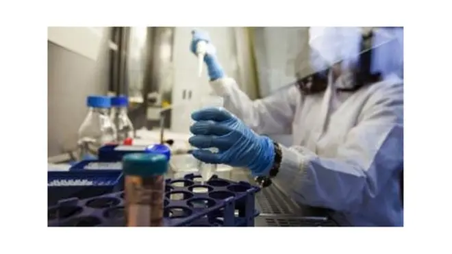 Watafiti wakiwa maabara