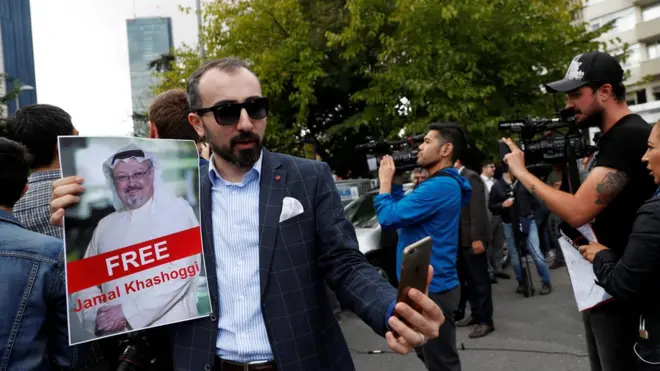 وسائل إعلام تغطي مظاهرة بالقرب من مقر القنصلية السعودية في إسطنبول