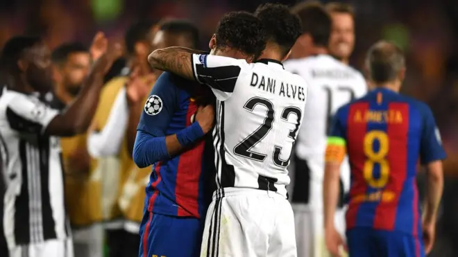 لاعبو يوفنتوس يواسون لاعبي برشلونة بعد المباراة