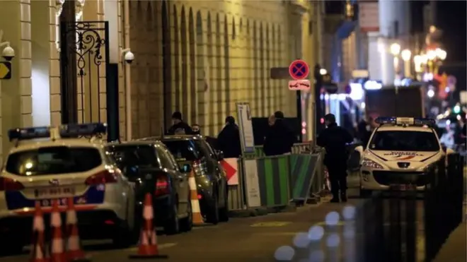 ตำรวจวางกำลังบริเวณทางเข้าด้านหลังโรงแรม ที่ถนนกัมบง