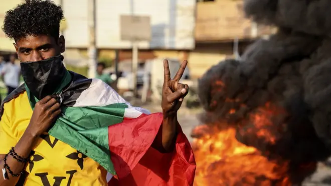 Hartum'da protesto gösterileri devam ediyor.
