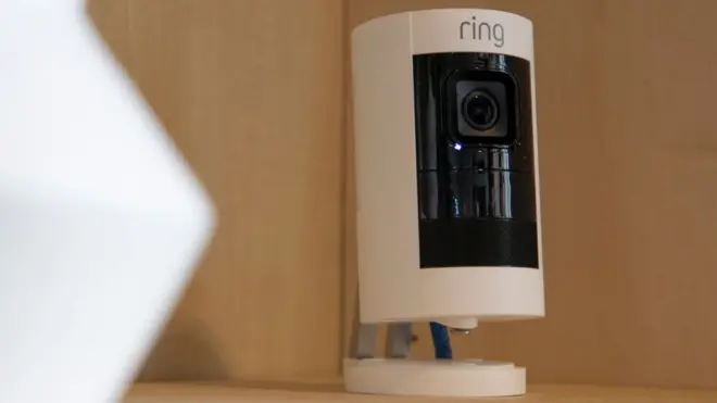 Ring ofrece cámaras que permiten a la gente vigilar lo que ocurre en su casa.