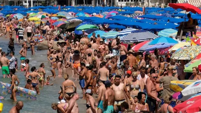 Ljudi pokušavaju da se rashlade tokom toplotnog talasa na jugoistoku Evrope, u gradu Benidorm