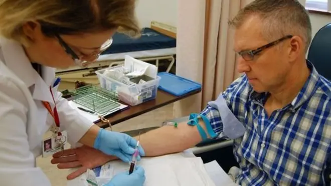 ปีเตอร์ โบวส์ ผู้สื่อข่าวบีบีซี ทดลองเข้ารับการอดอาหาร 5 วันซึ่งพบว่าช่วยลดระดับความดันโลหิตได้