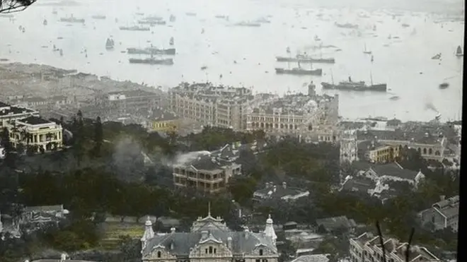 由梅道下望半山区及中环，正中德辅道中的大楼由右至左依次为太子行、英皇酒店及亚历山大行（两者现为历山大厦）。