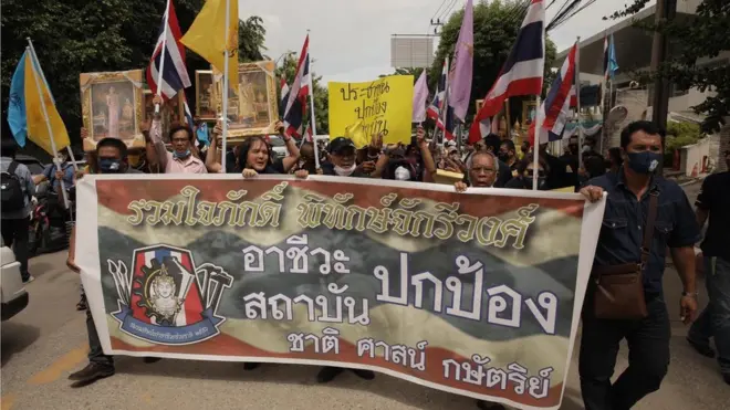 ศอปส. ได้อัญเชิญพระบรมฉายาลักษณ์ร่วมขบวนมายังรัฐสภาด้วย