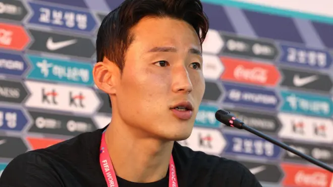 대한민국 축구대표팀 손준호가 지난해 11월 22일 카타르 도하에서 열린 훈련에 앞서 취재진과 인터뷰를 하고 있다