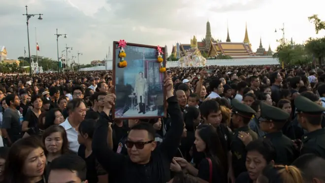 Гражданам в траурных одеждах разрешается войти в дворец и оставить соболезнования в специальной книге