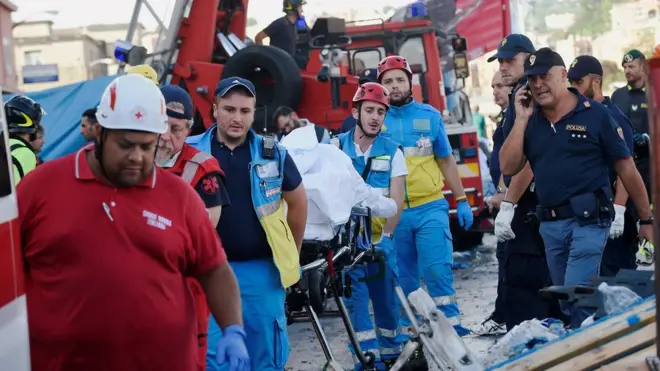 В поисково-спасательной операции участвуют около 300 пожарных со всей Италии