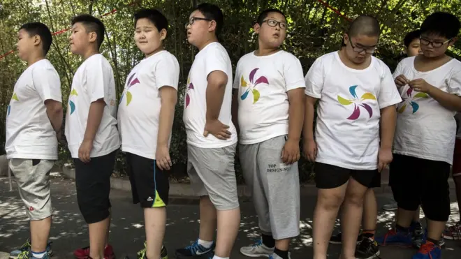 新華社報道說，由於中國的青少年兒童食用越來越多西式的高糖和高熱量食品，肥胖比例正在呈爆炸式增長。