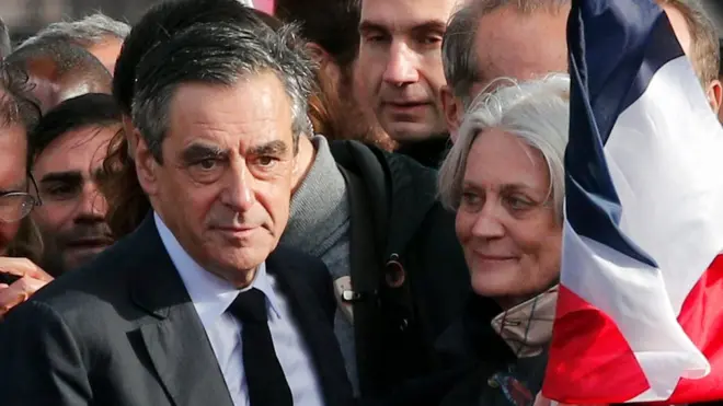 Фийона обвиняют в том, что он организовал выплату зарплате своей жене, которая настаивает на том, что при этом действительно работала