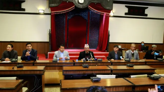 सामूहिक राजीनामा घोषणा गर्दै मन्त्रीहरू