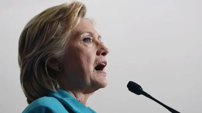 FBI ရဲ့ ထုတ်ပြန် ချက်က ထူးခြားပြီး အံ့အား သင့်ဖို့ ကောင်းတယ်လို့လည်း ရွေးကောက်ပွဲ မဲဆွယ် စည်းရုံး ပွဲ တစ်ခု မှာ ဟီလာရီ ကလင်တန် က ပြော