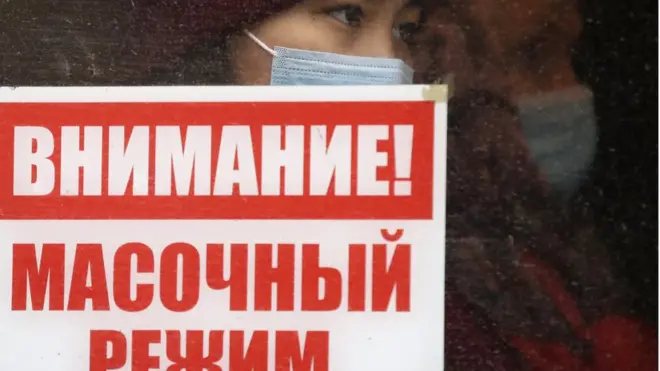 Новосибирск. Пассажиры в автобусе во время рейда по проверке соблюдения масочного режима