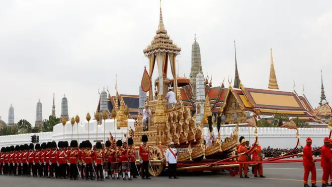 Đám rước khổng lồ