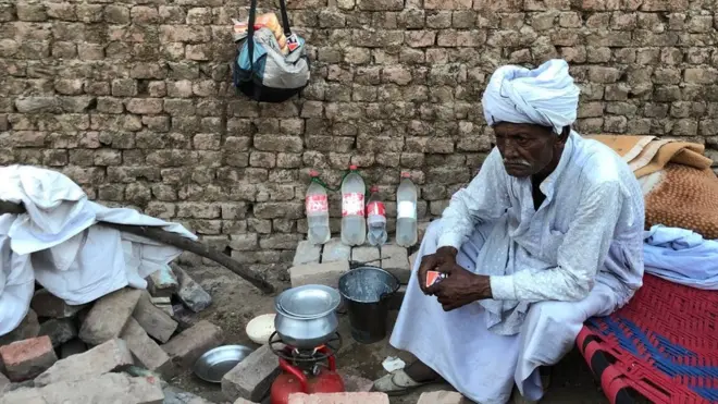 شیر محمد گجر اپنے خاندان سمیت کبھی دوبارہ اپنے پرانے گھر واپس جا سکیں گے یہ سب انھیں بھی معلوم نہیں ہے