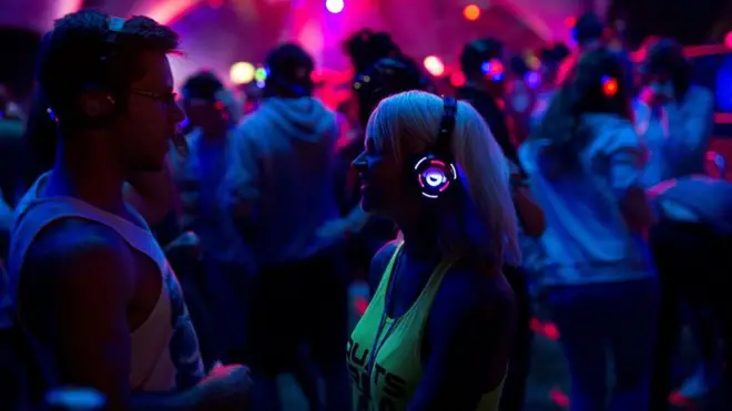 格拉斯顿伯里音乐节的耳机派对（图片来源：Getty Images）