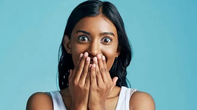 Devojka sa rukama preko lica