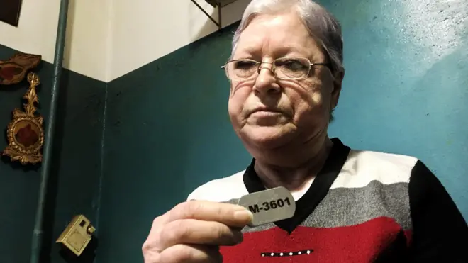 Нина Атјушева, мајка Јевгенија Аликова, са идентификационом плочицом погинулог сина
