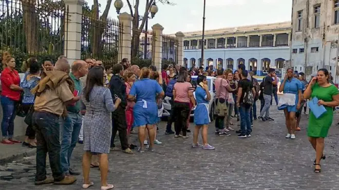Trabajadores del centro de La Habana salieron a las calles tras el terremoto de 7,7 que se sintió en varias zonas de El Caribe.