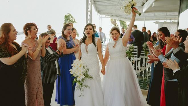 Adrieli e Anelize Nunes Shons durante casamento em Florianópolis, em dezembro do ano passado