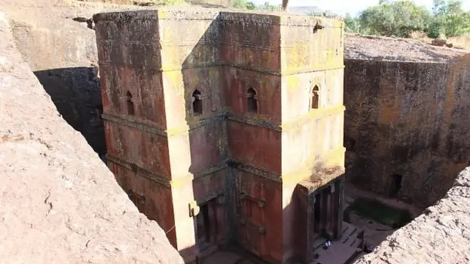 makanisa ya kale na ya kuvutia ambayo yalifunikwa mwishoni mwa karne ya 12