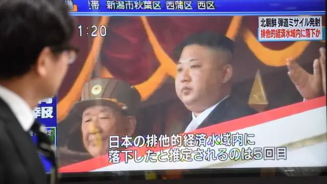 朝鲜官媒说，在朝鲜领导人金正恩的监督下，朝鲜发射了一枚"火星14号"导弹（图为日本电视台播出朝鲜发射导弹新闻）。