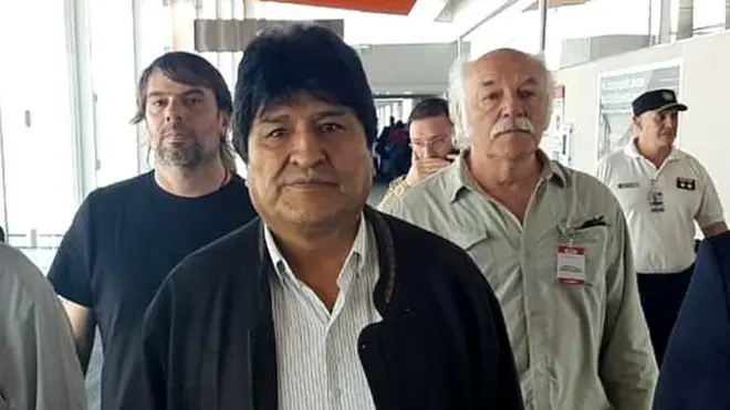 Evo Morales cruza las instalaciones del aeropuerto de Buenos Aires en sus primeros minutos en Argentina.