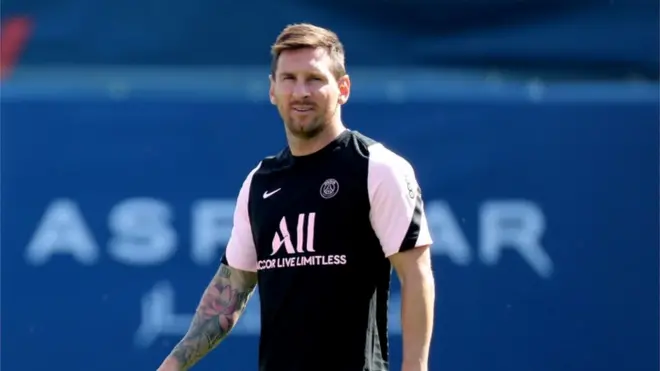 ميسي بلباس فريقه الجديد