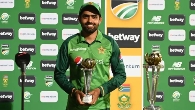 بابر اعظم کو تیسرے ون ڈے میں مین آف دی میچ کا ایوارڈ دیا گیا