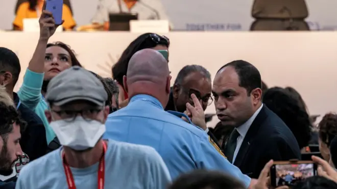 لحظة طرد البرلماني المصري