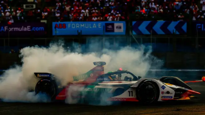 El brasileño Lucas di Grassi celebra su dramático triunfo frente a los aficionados mexicanos.