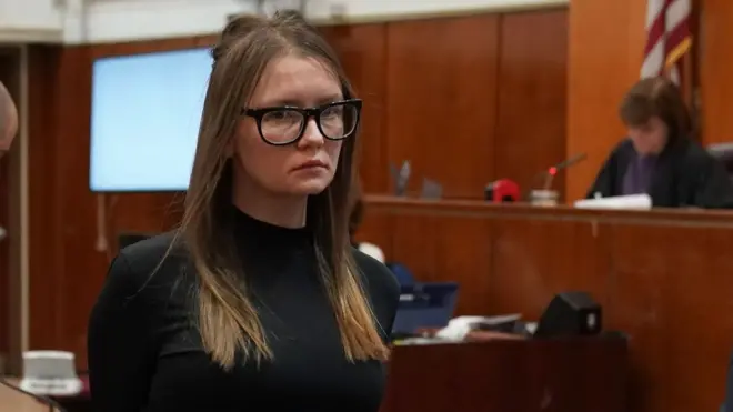 La joven rusa Anna Sorokin estafó a bancos y a parte de la sociedad neoyorquina al hacerse pasar por la heredera de una millonaria familia germana.