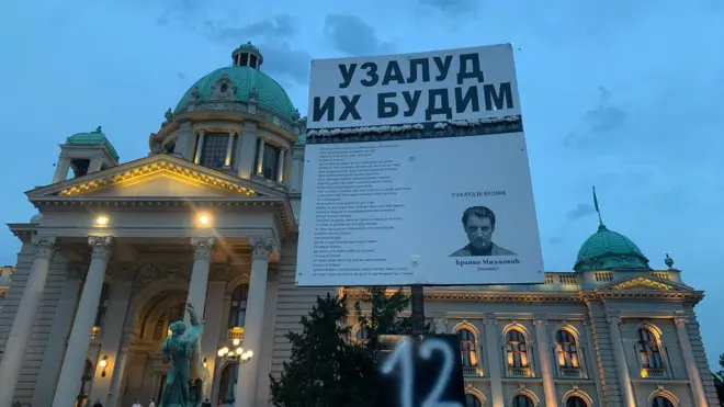 Uz brojne parole, demonstranti su simbolično pred Narodnom skuštinom istakli i pesmu Branka Miljkovića `Uzalud je budim`