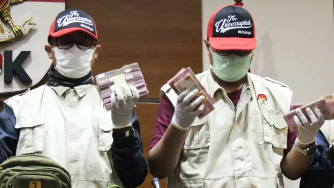 KPK menunjukkan barang bukti kasus korupsi yang diduga dilakukan pejabat di Kementerian PUPR.