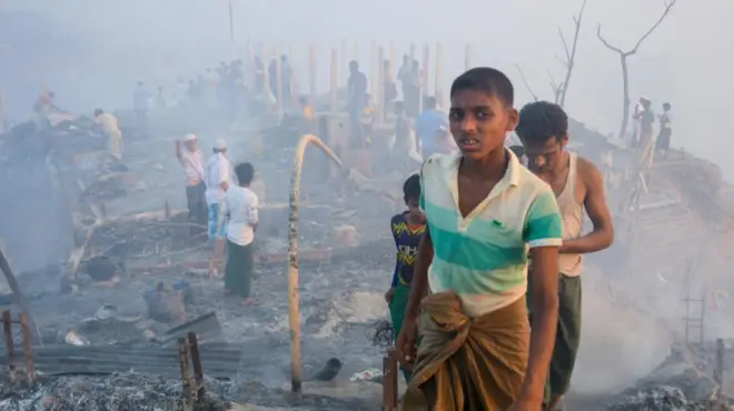 Refugiados rohingya buscan rescatar lo que puedan del incendio en el Bazar Cox, Bangladesh, 5 de marzo 2023